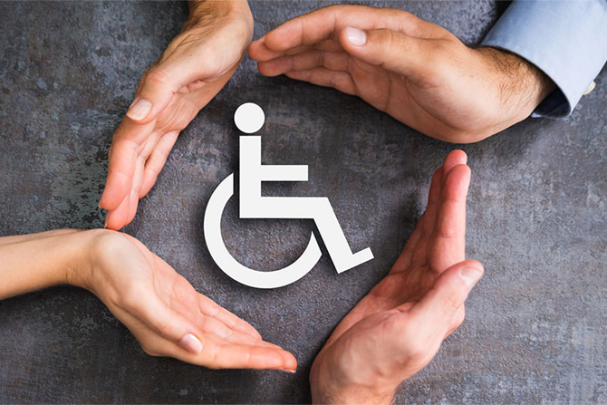 mani proteggono disabile